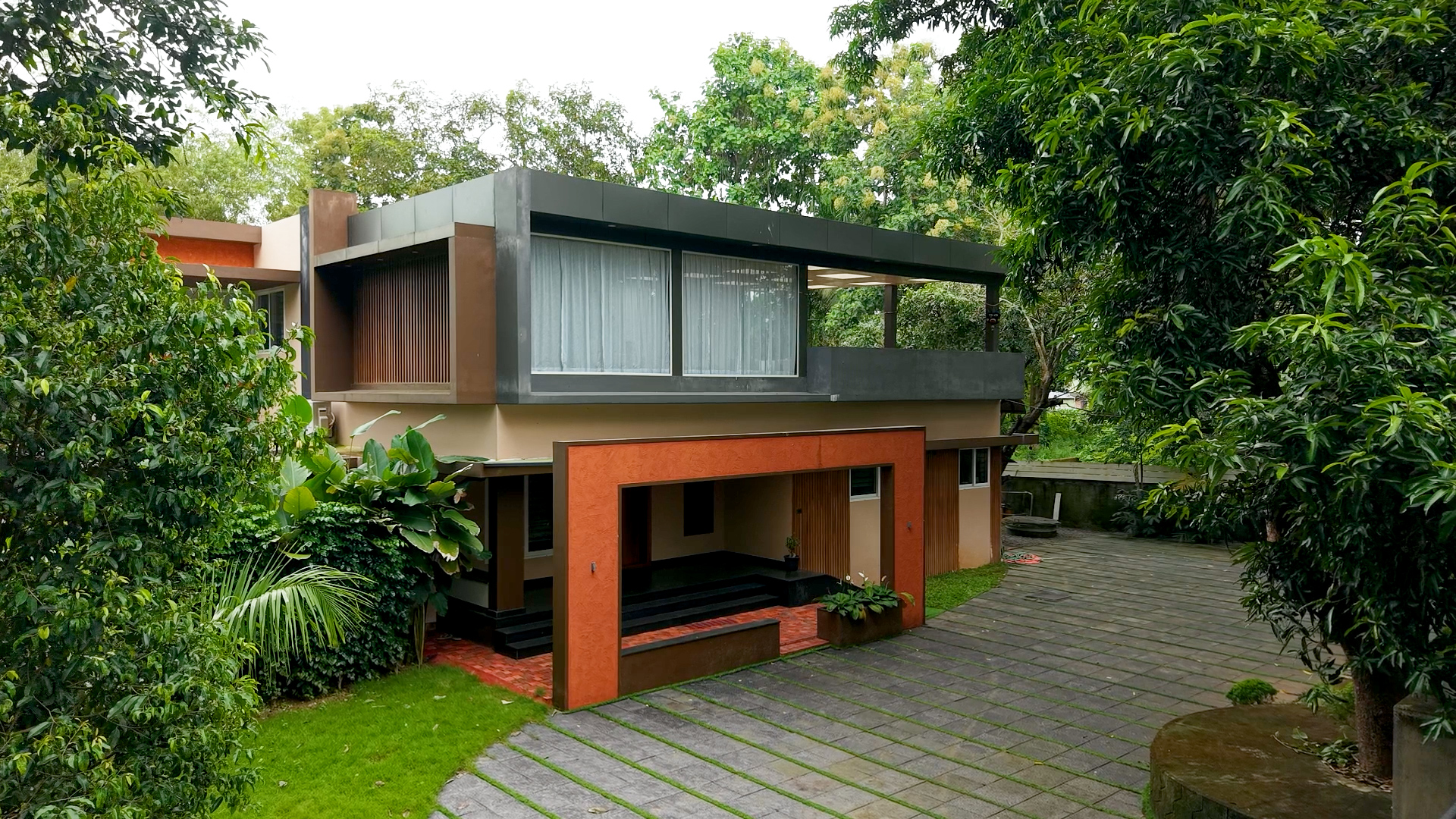 Modern home nestled in a mature green plot — Exterior work by Alpha Design Studio